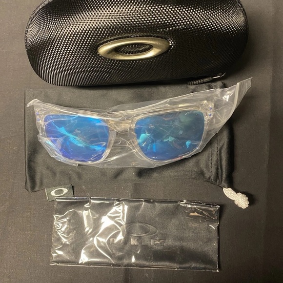 Oakley Sunglasses with Blue Lenses and Black Case - Picture 1 of 7